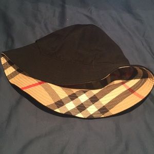Reversible water-resistant Burberry hat